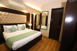 Postel nebo postele na pokoji v ubytování Hotel Palm Grand Naraina New Delhi - Couple Friendly Local IDs Accepted
