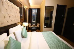 Postel nebo postele na pokoji v ubytování Hotel Palm Grand Naraina New Delhi - Couple Friendly Local IDs Accepted