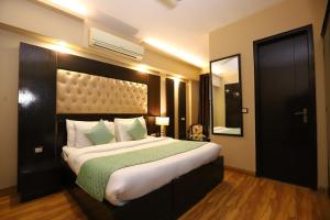 Postel nebo postele na pokoji v ubytování Hotel Palm Grand Naraina New Delhi - Couple Friendly Local IDs Accepted