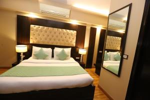 Postel nebo postele na pokoji v ubytování Hotel Palm Grand Naraina New Delhi - Couple Friendly Local IDs Accepted