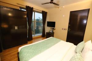 Postel nebo postele na pokoji v ubytování Hotel Palm Grand Naraina New Delhi - Couple Friendly Local IDs Accepted