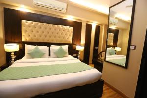 Postel nebo postele na pokoji v ubytování Hotel Palm Grand Naraina New Delhi - Couple Friendly Local IDs Accepted