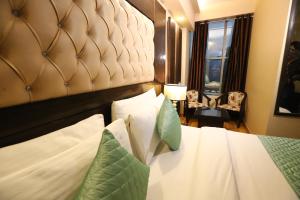 Postel nebo postele na pokoji v ubytování Hotel Palm Grand Naraina New Delhi - Couple Friendly Local IDs Accepted