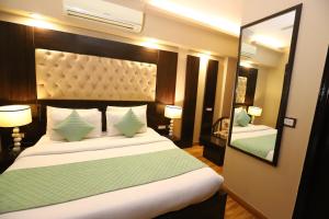 Postel nebo postele na pokoji v ubytování Hotel Palm Grand Naraina New Delhi - Couple Friendly Local IDs Accepted