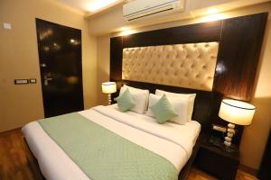 Postel nebo postele na pokoji v ubytování Hotel Palm Grand Naraina New Delhi - Couple Friendly Local IDs Accepted