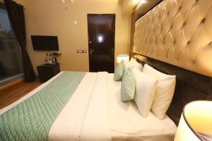 Postel nebo postele na pokoji v ubytování Hotel Palm Grand Naraina New Delhi - Couple Friendly Local IDs Accepted