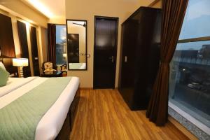 Postel nebo postele na pokoji v ubytování Hotel Palm Grand Naraina New Delhi - Couple Friendly Local IDs Accepted