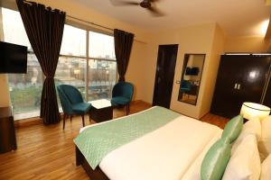 Postel nebo postele na pokoji v ubytování Hotel Palm Grand Naraina New Delhi - Couple Friendly Local IDs Accepted