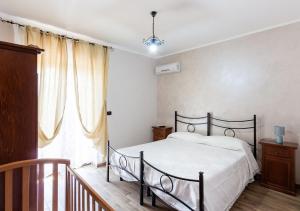 - une chambre avec un lit et une grande fenêtre dans l'établissement Agriturismo Locanda Nina - Irpinia, à Montemarano
