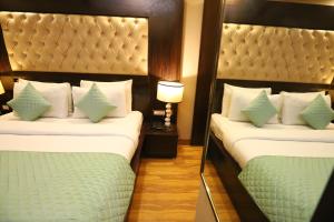 Postel nebo postele na pokoji v ubytování Hotel Palm Grand Naraina New Delhi - Couple Friendly Local IDs Accepted