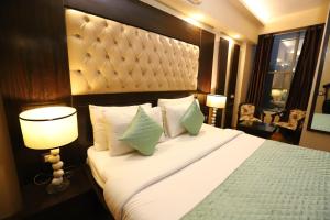 Postel nebo postele na pokoji v ubytování Hotel Palm Grand Naraina New Delhi - Couple Friendly Local IDs Accepted