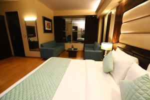 Postel nebo postele na pokoji v ubytování Hotel Palm Grand Naraina New Delhi - Couple Friendly Local IDs Accepted