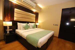 Postel nebo postele na pokoji v ubytování Hotel Palm Grand Naraina New Delhi - Couple Friendly Local IDs Accepted
