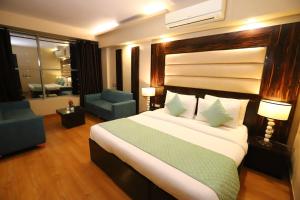 Postel nebo postele na pokoji v ubytování Hotel Palm Grand Naraina New Delhi - Couple Friendly Local IDs Accepted