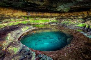 een klein zwembad met water in een grot bij Apartamento Cueva de los Mil Colores in La Garita