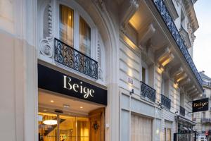a building with a bakery sign on the side of it at Hôtel Beige in Paris