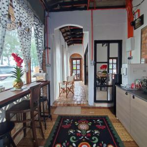 Tamu Beradu Seaview Private Villa 3 Bedroom في دونجون: مطبخ مع كونتر وطاولة وكراسي