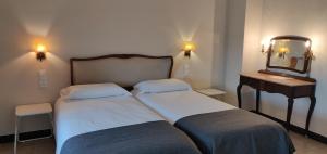 1 dormitorio con 2 camas y espejo en Mas Cabrit en Les Franqueses del Vallès