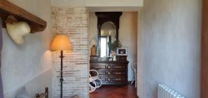 - un couloir d'une maison avec une commode et une lampe dans l'établissement Mas Cabrit, à Les Franqueses del Vallès