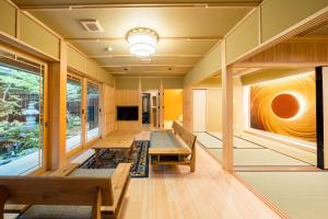 ein Wohnzimmer mit Holzbänken und einem großen Fenster in der Unterkunft 高野山 宿坊 恵光院 -Koyasan Syukubo Ekoin Temple- in Koyasan