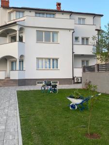 a house with a yard with a table and a boat at Villa Mara in Pula