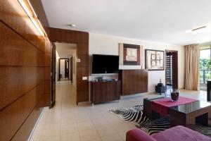 - un salon avec un canapé et une télévision dans l'établissement Apartamento Herdade dos Salgados, à Guia