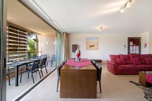 - un salon avec un canapé rouge et une table dans l'établissement Apartamento Herdade dos Salgados, à Guia