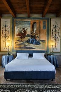 Palazzo Viviani Castello di Montegridolfo tesisinde bir odada yatak veya yataklar