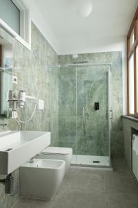 a bathroom with a shower and a toilet and a sink at B&B Monna Lisa Rooms in Montesano Scalo