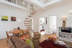 Posezení v ubytování LARGE SHOREDITCH 2/DBL BED LOFT APT