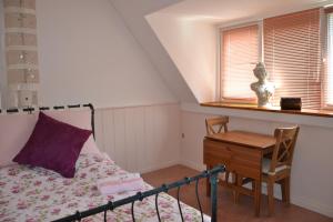 a bedroom with a bed and a desk and a window at B&B MACBED CHECKIN-TIME 1700-1800 or request before you book in Alkmaar