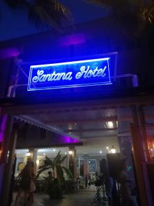Beldibi的住宿－Santana Hotel，餐厅边的蓝色 ⁇ 虹灯标志
