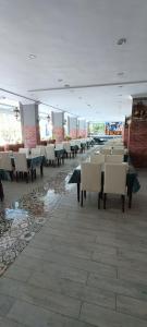 eine Reihe von Tischen und Stühlen in einem Gebäude in der Unterkunft Santana Hotel in Beldibi