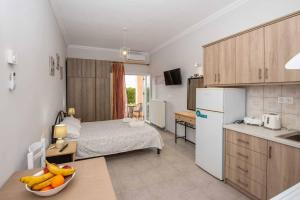 Η κουζίνα ή μικρή κουζίνα στο Lollas Studio 1 Acharavi Corfu