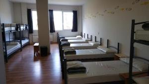fila de literas en una habitación en Alma del Camino - Rooms & Albergue, en Sarria