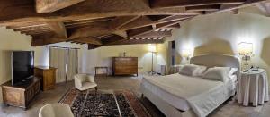 Un pat sau paturi într-o cameră la Palazzo Viviani Castello di Montegridolfo