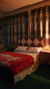Postel nebo postele na pokoji v ubytování Hikal Guest House