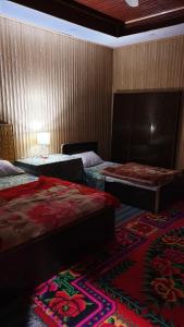 Postel nebo postele na pokoji v ubytování Hikal Guest House