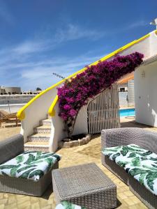 un balcone con fiori viola su una scala di Vila Horizonte a Carvoeiro