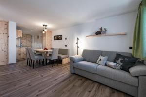sala de estar con sofá y mesa en Mesnerhof, en Valles