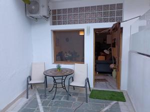 patio con mesa, 2 sillas y nevera en Apartamento Exclusivo - María 7, en Benaoján