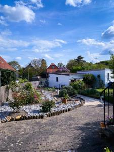 a garden with rocks and plants in a yard at Ferienwohnung Santino in Goslar