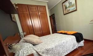Tempat tidur dalam kamar di Amezola 1- Habitación con baño incorporado en casa compartida