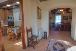 Una cocina y un comedor con mesa y sillas. en Villa Can Roig by Hello Homes Sitges, en Sant Pere de Ribes 21 fotos más