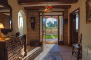 una cocina con una puerta que conduce a un patio en Villa Can Roig by Hello Homes Sitges, en Sant Pere de Ribes