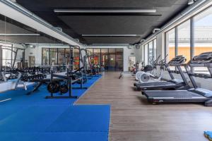 Posilňovňa alebo fitness centrum v ubytovaní Osiedle Feniks Kołobrzeg by Noclegi Renters