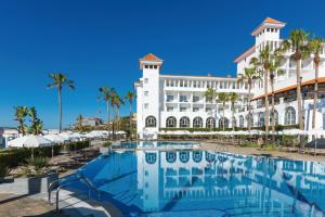 Bazén v ubytování Hotel Riu Madeira - All Inclusive nebo v jeho okolí
