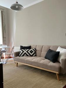 un sofá en una sala de estar con almohadas en Apartment Vedória, en Viana do Castelo