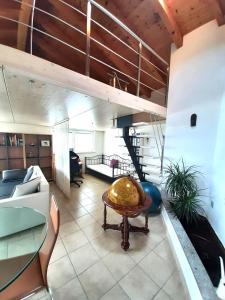 - un salon avec une table et un escalier dans l'établissement Il Nido, à Cugnasco