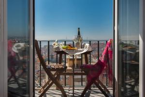 stół i krzesła na balkonie z widokiem w obiekcie Graça - Castle | Lisbon Cheese & Wine Apartments w Lizbonie